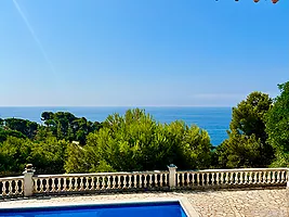 Villa avec piscine et superbe vue sur la mer à louer à Cala Canyelles.