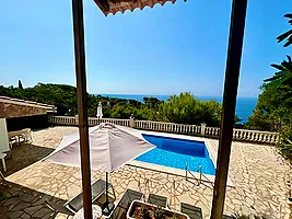 Villa avec piscine et superbe vue sur la mer à louer à Cala Canyelles.