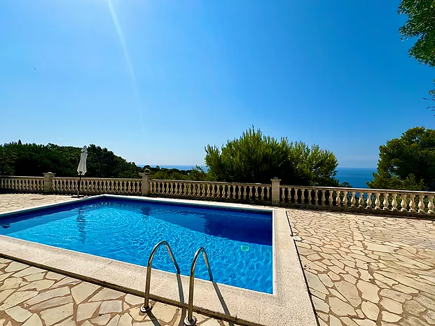 Villa avec piscine et superbe vue sur la mer à louer à Cala Canyelles.