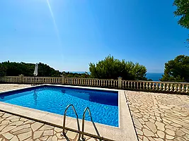 Villa avec piscine et superbe vue sur la mer à louer à Cala Canyelles.