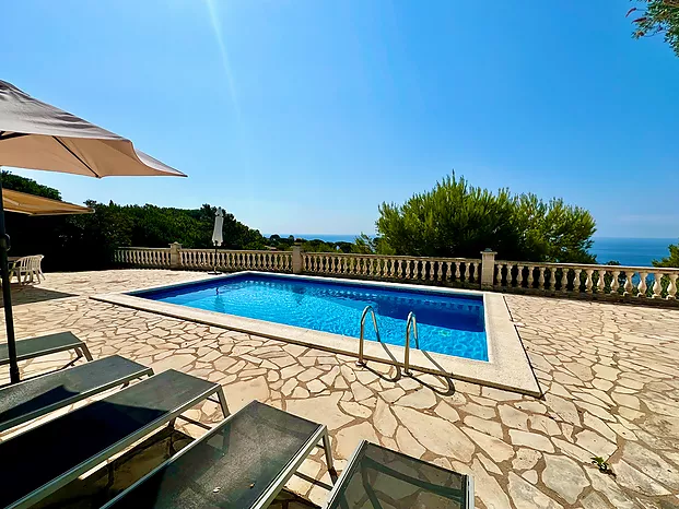 Villa avec piscine et superbe vue sur la mer à louer à Cala Canyelles.