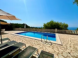 Villa avec piscine et superbe vue sur la mer à louer à Cala Canyelles.