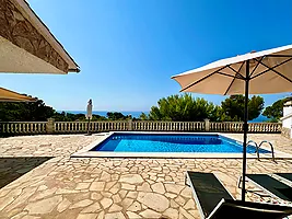 Villa avec piscine et superbe vue sur la mer à louer à Cala Canyelles.