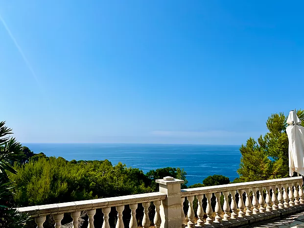 Villa avec piscine et superbe vue sur la mer à louer à Cala Canyelles.