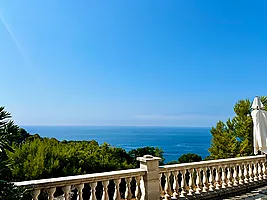 Villa avec piscine et superbe vue sur la mer à louer à Cala Canyelles.
