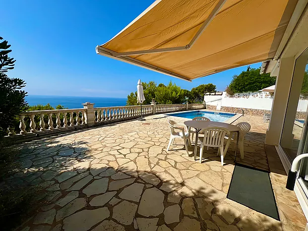 Villa avec piscine et superbe vue sur la mer à louer à Cala Canyelles.