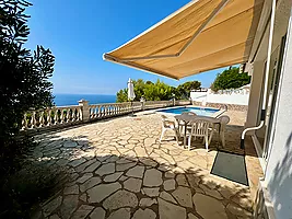 Villa avec piscine et superbe vue sur la mer à louer à Cala Canyelles.