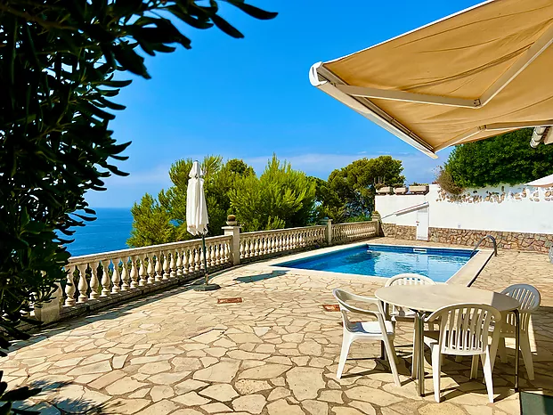Villa avec piscine et superbe vue sur la mer à louer à Cala Canyelles.