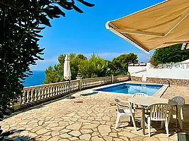 Villa avec piscine et superbe vue sur la mer à louer à Cala Canyelles.