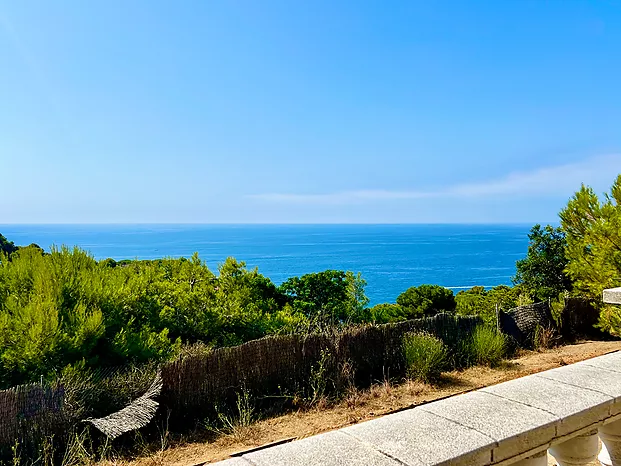 Villa avec piscine et superbe vue sur la mer à louer à Cala Canyelles.