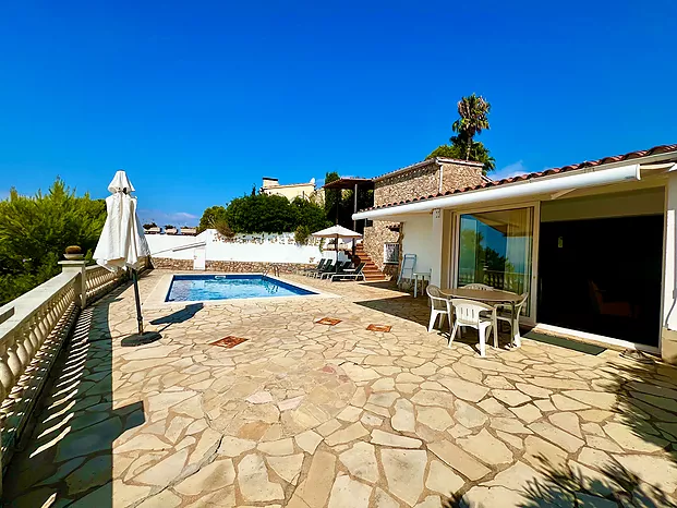 Villa avec piscine et superbe vue sur la mer à louer à Cala Canyelles.