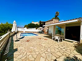Villa avec piscine et superbe vue sur la mer à louer à Cala Canyelles.