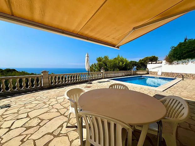 Villa avec piscine et superbe vue sur la mer à louer à Cala Canyelles.