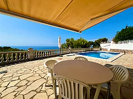 Villa avec piscine et superbe vue sur la mer à louer à Cala Canyelles.