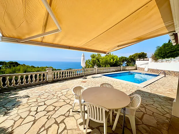Villa avec piscine et superbe vue sur la mer à louer à Cala Canyelles.