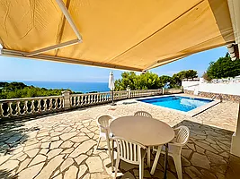 Villa avec piscine et superbe vue sur la mer à louer à Cala Canyelles.