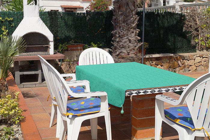 Maison individuelle avec belle vue sur la mer à vendre à Cala Canyelles.