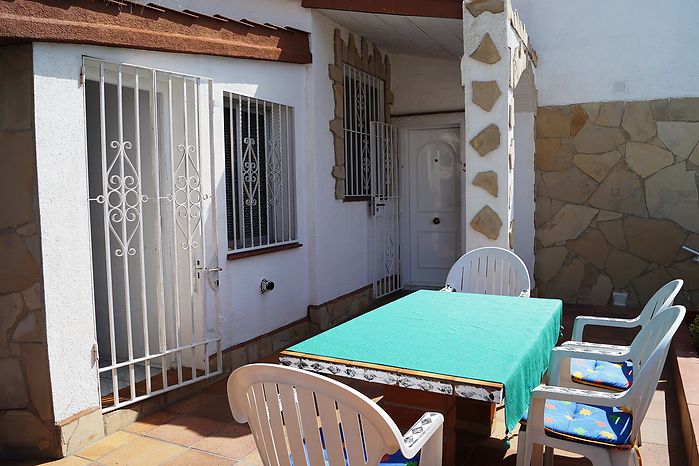 Alleinstehendes Haus mit schönem Meerblick zum Verkaufen in Cala Canyelles 