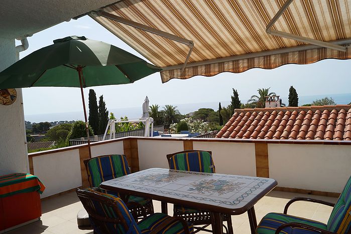 Maison individuelle avec belle vue sur la mer à vendre à Cala Canyelles.