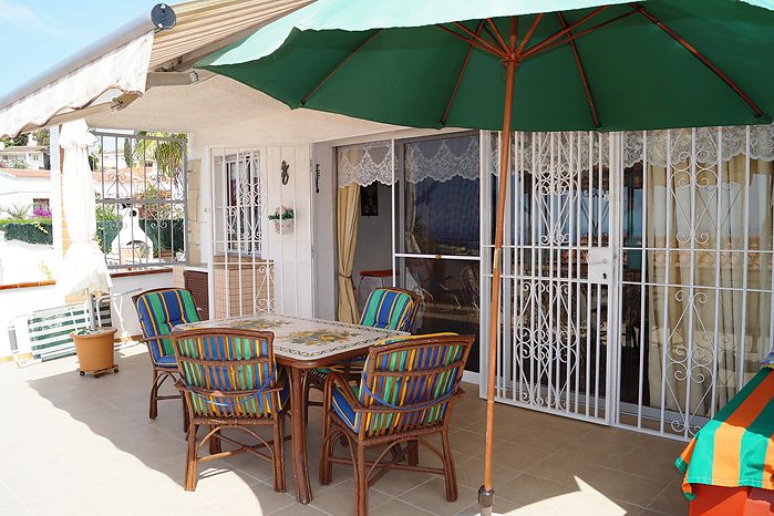 Alleinstehendes Haus mit schönem Meerblick zum Verkaufen in Cala Canyelles 