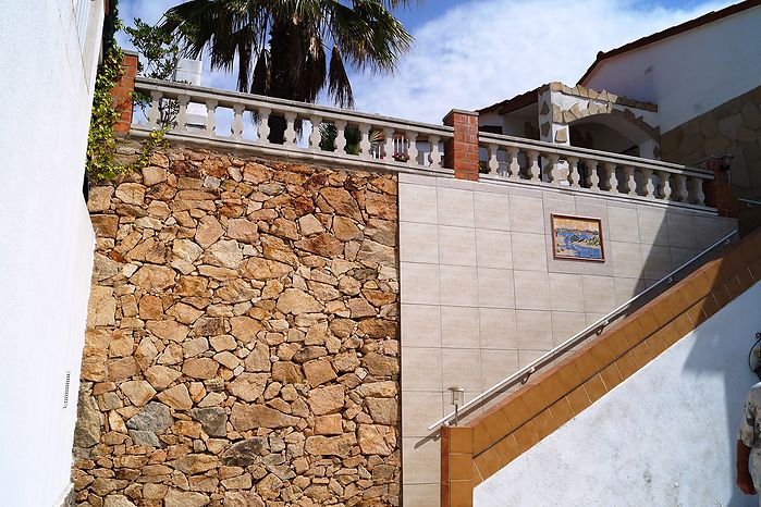 Alleinstehendes Haus mit schönem Meerblick zum Verkaufen in Cala Canyelles 