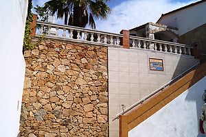 Maison individuelle avec belle vue sur la mer à vendre à Cala Canyelles.