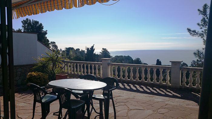 Haus mit wundervolle Aussicht und tolle Lage zu verkaufen in Cala Canyelles.