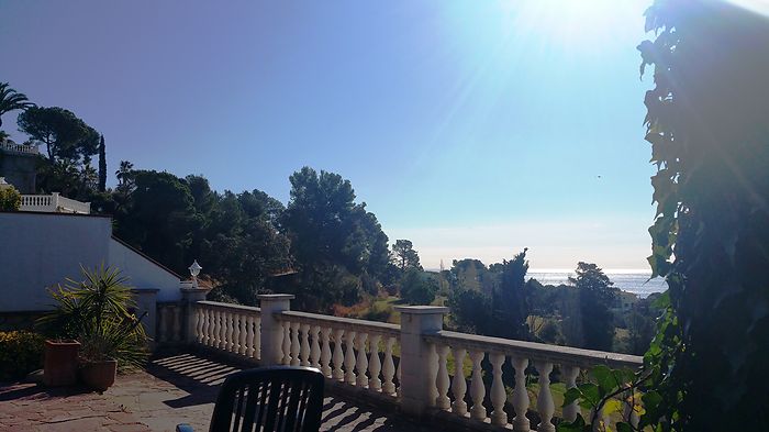 Jolie maison avec jardin, offrant vues spectaculaires et un emplacement idéal, à vendre à Canyelles.