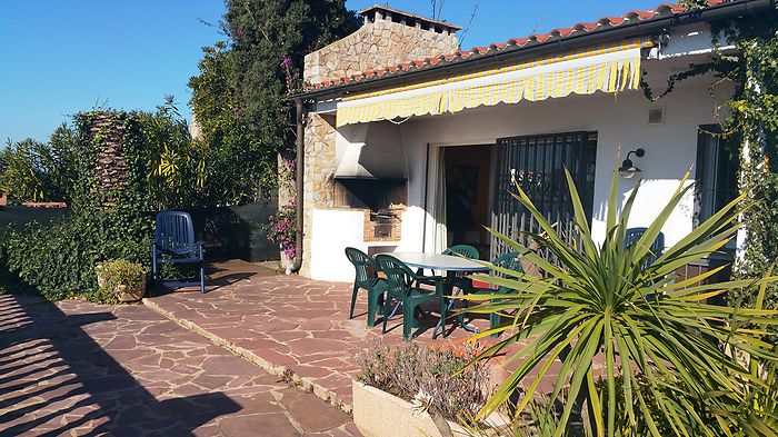 Jolie maison avec jardin, offrant vues spectaculaires et un emplacement idéal, à vendre à Canyelles.