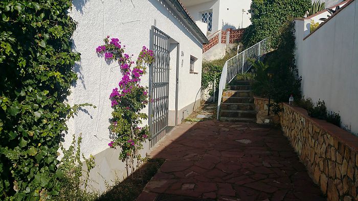 Jolie maison avec jardin, offrant vues spectaculaires et un emplacement idéal, à vendre à Canyelles.