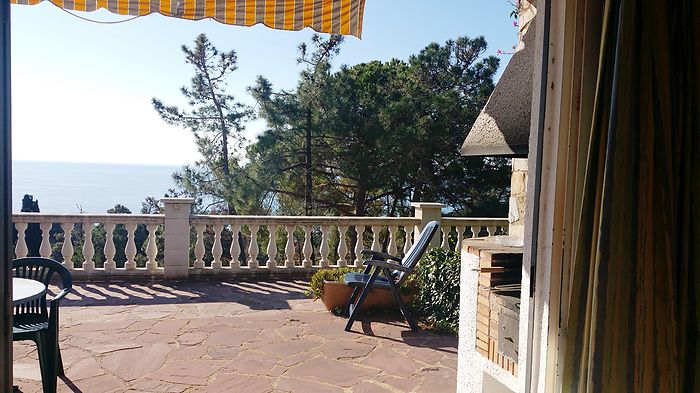 Jolie maison avec jardin, offrant vues spectaculaires et un emplacement idéal, à vendre à Canyelles.