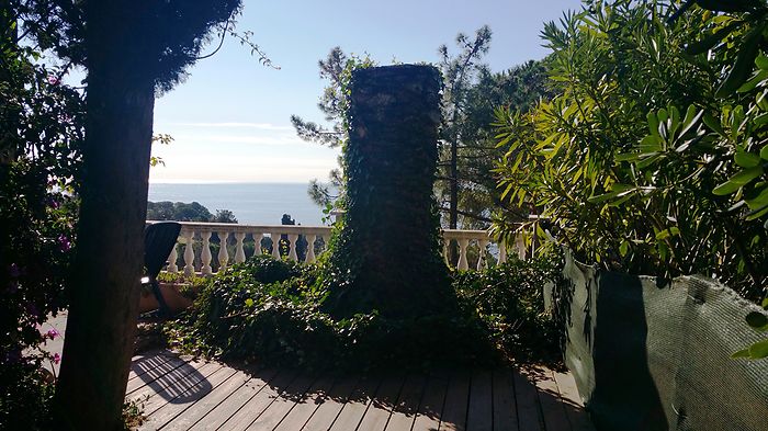 Jolie maison avec jardin, offrant vues spectaculaires et un emplacement idéal, à vendre à Canyelles.