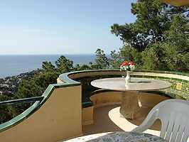 Grande maison individuelle en location avec une belle vue sur la mer.