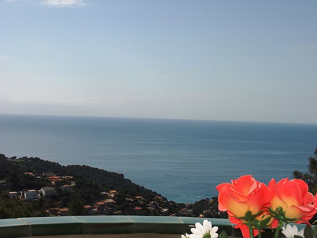 Grande maison individuelle en location avec une belle vue sur la mer.