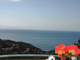 Espacioso chalet en alquiler con impresionantes vistas al mar.