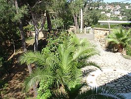 Grande maison individuelle en location avec une belle vue sur la mer.