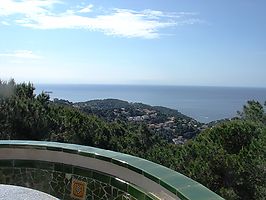 Grande maison individuelle en location avec une belle vue sur la mer.