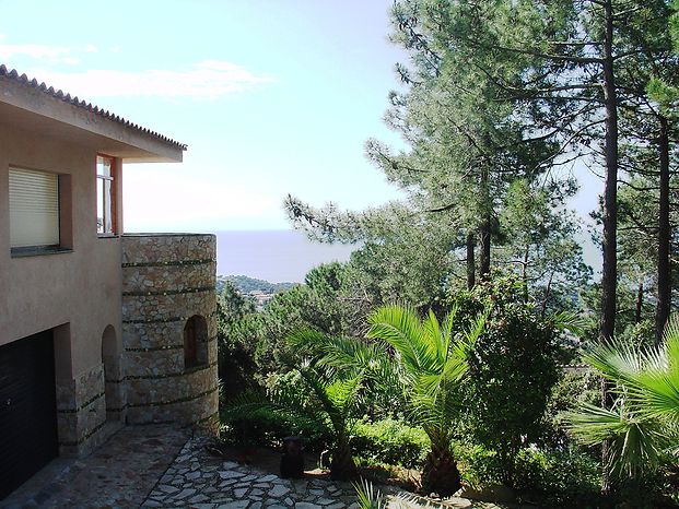 Grande maison individuelle en location avec une belle vue sur la mer.