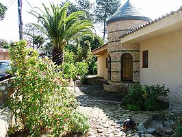 Grande maison individuelle en location avec une belle vue sur la mer.