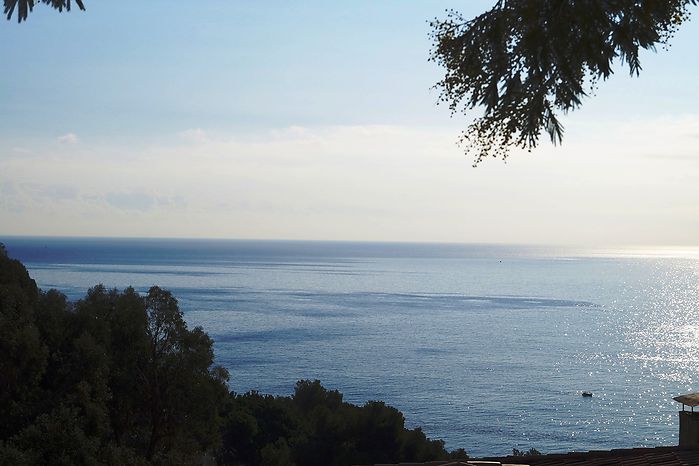 Sehr ruhig gelegene Villa mit herrlicher Meeressicht zur Vermietung in Canyelles