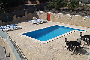 Moderna villa en ventar con amplia piscina privada.