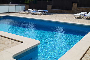 Moderna villa en alquiler con amplia piscina privada.