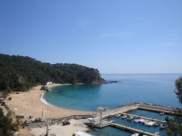 House with stunning views and great pool area for rent in Cala Canyelles. 