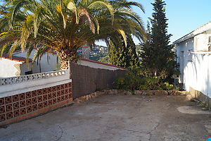 Moderna casa en alquiler con vistas al mar en Canyelles.