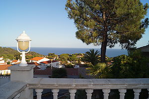 Moderna casa en alquiler con vistas al mar en Canyelles.