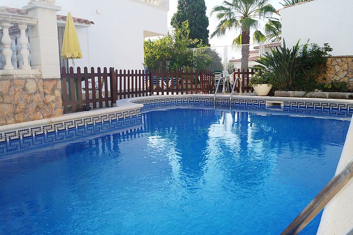 Maison confortable à vendre avec piscine et licence touristique à Cala Canyelles