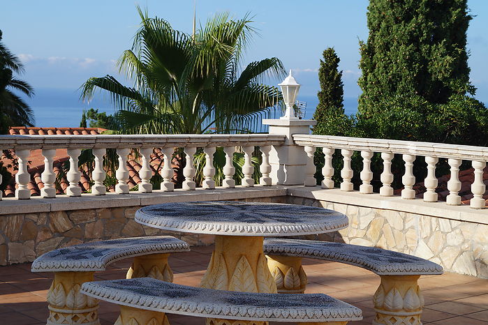 Komfortables Haus mit Pool und Touristenlizenz in Cala Canyelles zu verkaufen.