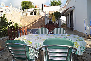 Komfortables Haus mit Pool und Touristenlizenz in Cala Canyelles zu verkaufen.