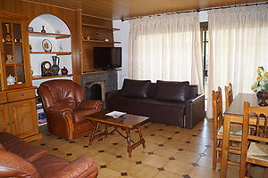 Komfortables Haus mit Pool und Touristenlizenz in Cala Canyelles zu verkaufen.