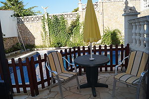 Komfortables Haus mit Pool und Touristenlizenz in Cala Canyelles zu verkaufen.